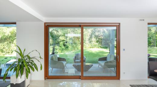 Hebe-Schiebe-Tür Holz mit Blick auf Terrasse